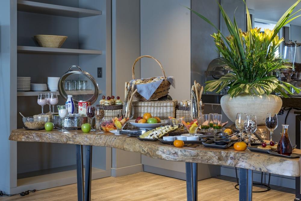 Movich Buro 51 Hotell Barranquilla  Eksteriør bilde A buffet table