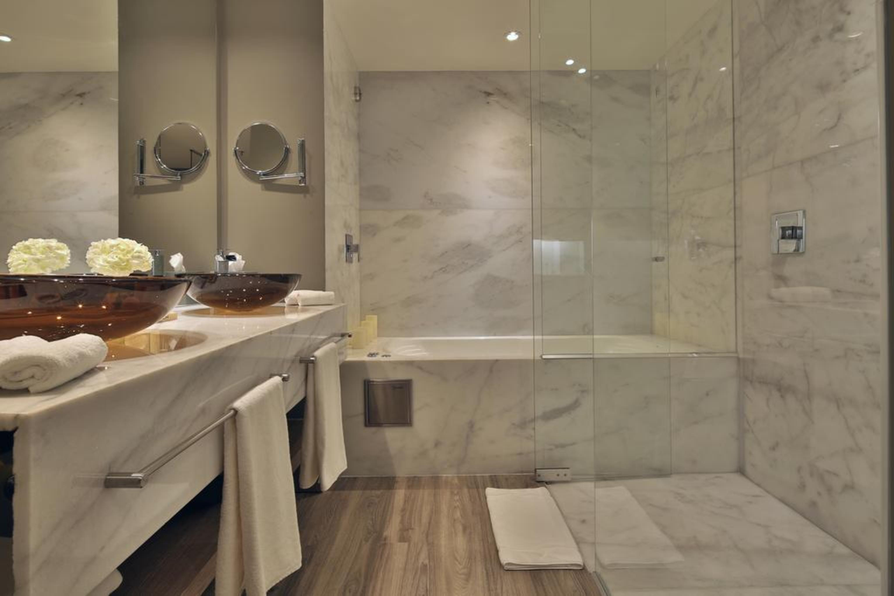 Movich Buro 51 Hotell Barranquilla  Eksteriør bilde A shower enclosure with a fixed glass door