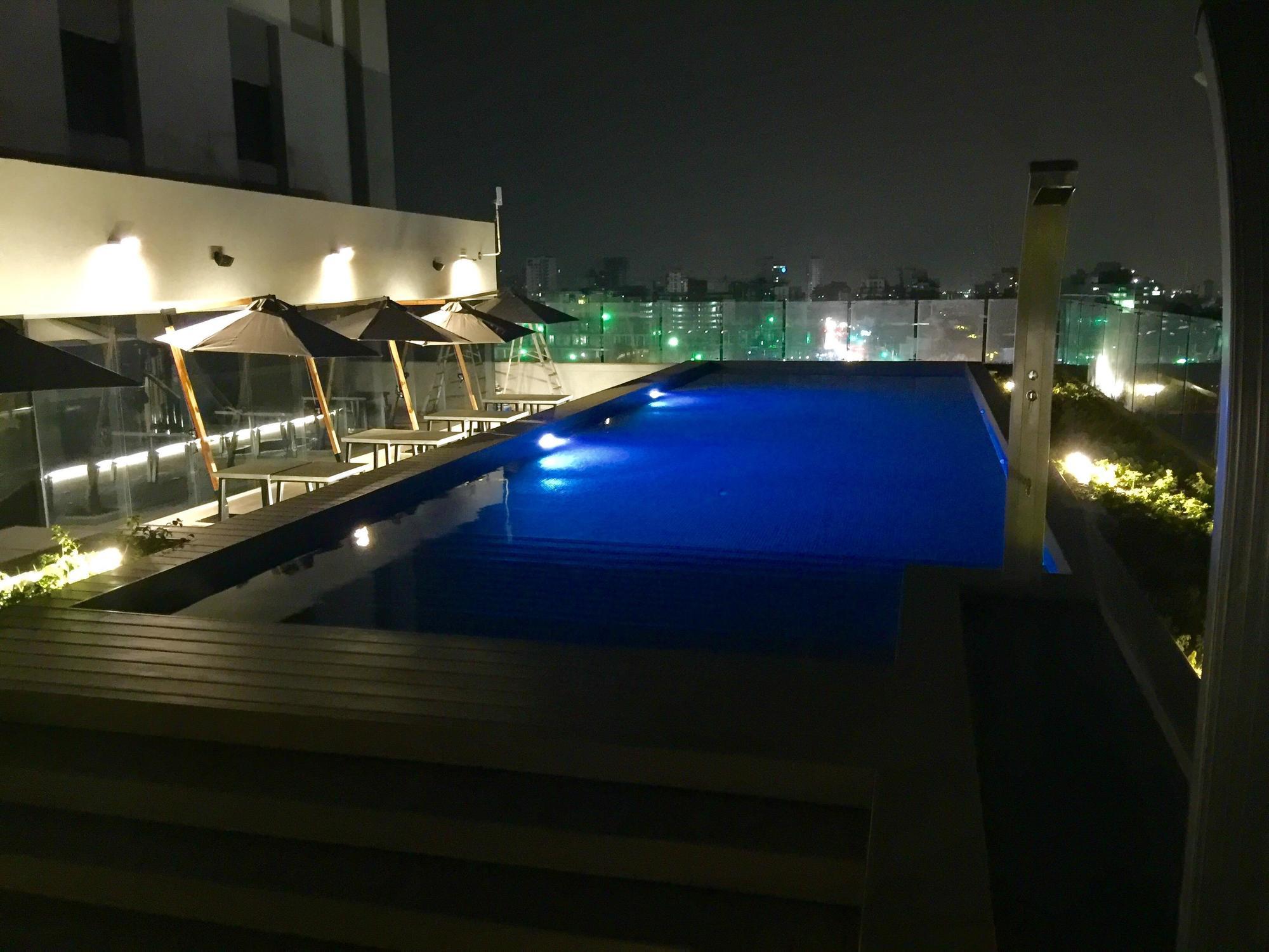 Movich Buro 51 Hotell Barranquilla  Eksteriør bilde Rooftop pool at the hotel