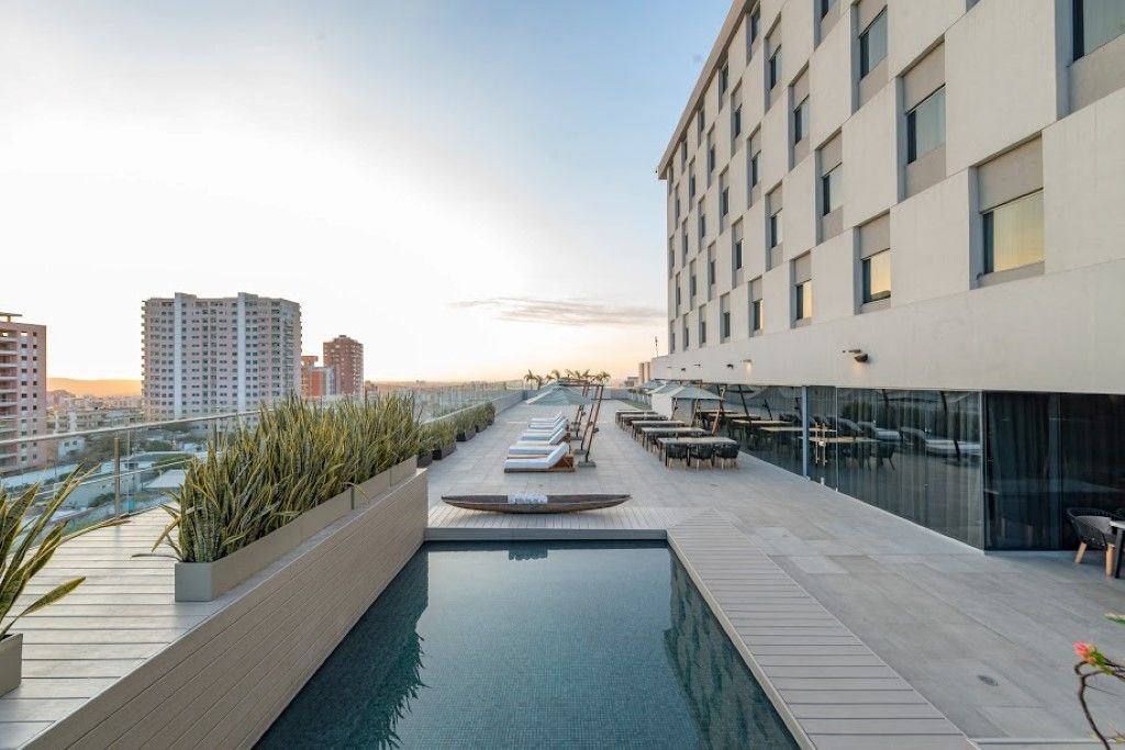 Movich Buro 51 Hotell Barranquilla  Eksteriør bilde The rooftop pool at the hotel